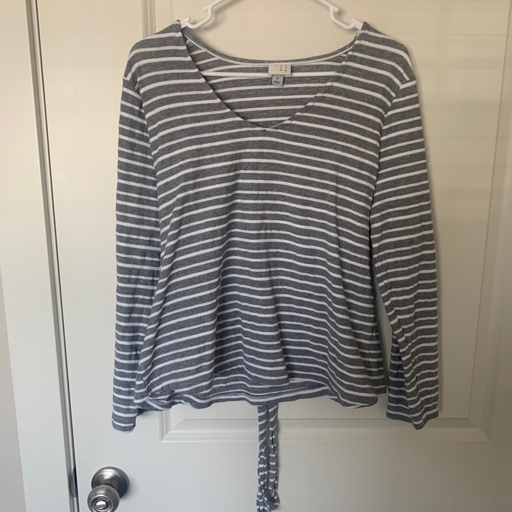 3/4 sleeved striped top with tie detail in back
